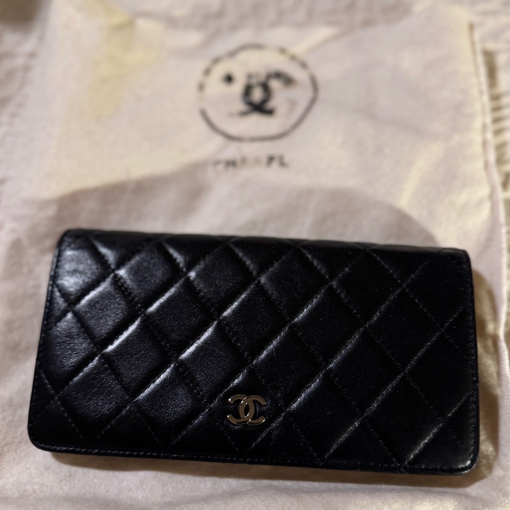 CHANEL Black Quilted Leather Card Holder